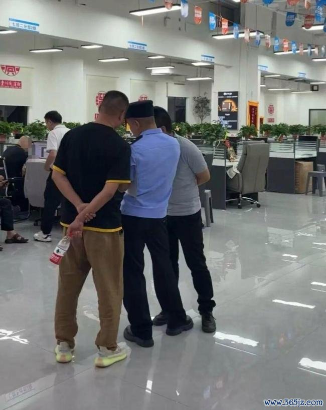 抠脚大汉扮美女卖惨诱骗大叔买酒